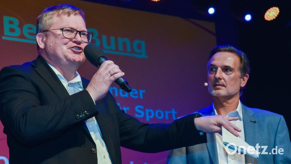 Viel zu ehren gab es für den Vorsitzenden des Stadtverbands für Sport, Wolfgang Meier (rechts) und Oberbürgermeister
Michael Cerny. Bild: Stephan Huber