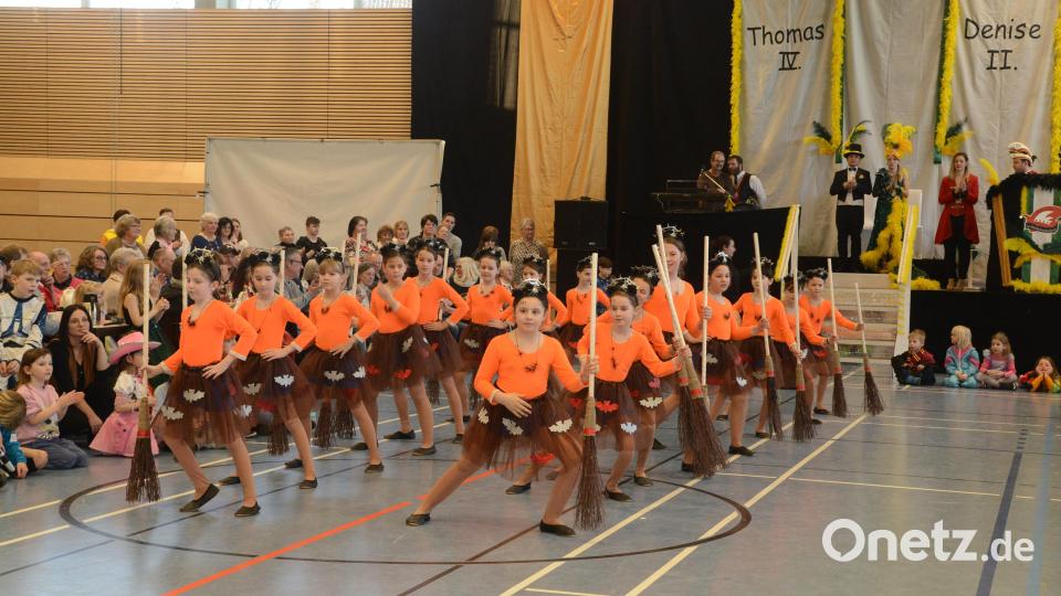 Die Kindergare zeigte den "Hexentanz" und jede der kleinen "Hexen" hatte natürlich als typisches Utensil den Besen dabei. Bild: bey