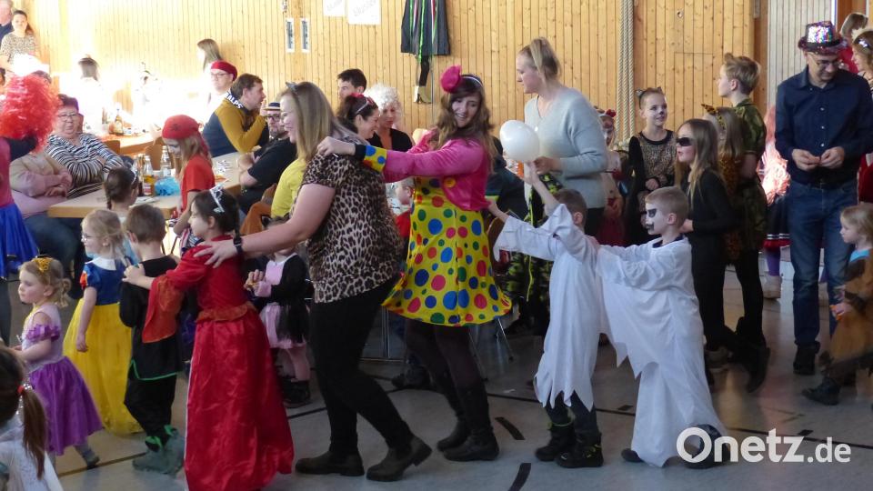 Bei der Polonaise ziehen kleine und große &quot;Maschkerer&quot; durch den ganzen Saal. Bild: sl