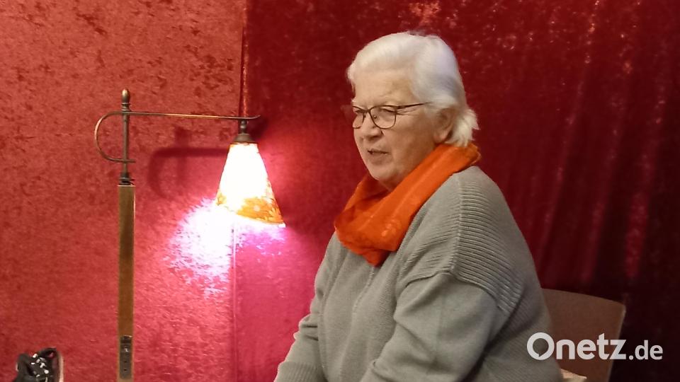 Bäckerin Waltraud Aures erzählt im Stadtmuseum Geschichten aus ihrem Berufsleben. Bild: hka