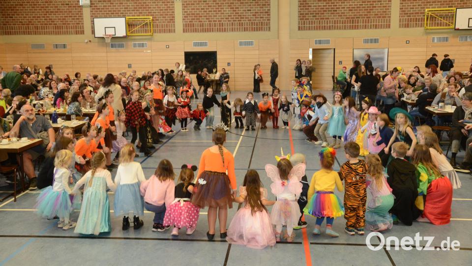 Alleinunterhalter Reinhard Dobler lud die Kinder, klein und groß, zum gemeinsam Tanz ein. Bild: bey