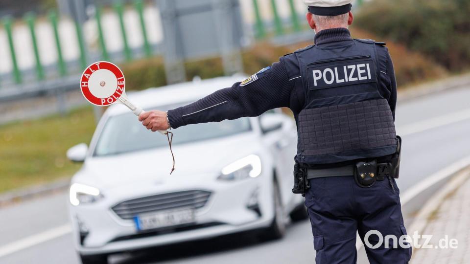 Mit einer Präzisionsschleuder im Gepäck erwischten Beamte der Bundespolizeiinspektion Waidhaus am Sonntag einen 20-Jährigen bei der Einreise über den ehemaligen Grenzübergang Waldsassen. Symbolbild: Daniel Karmann/dpa/Archivbild