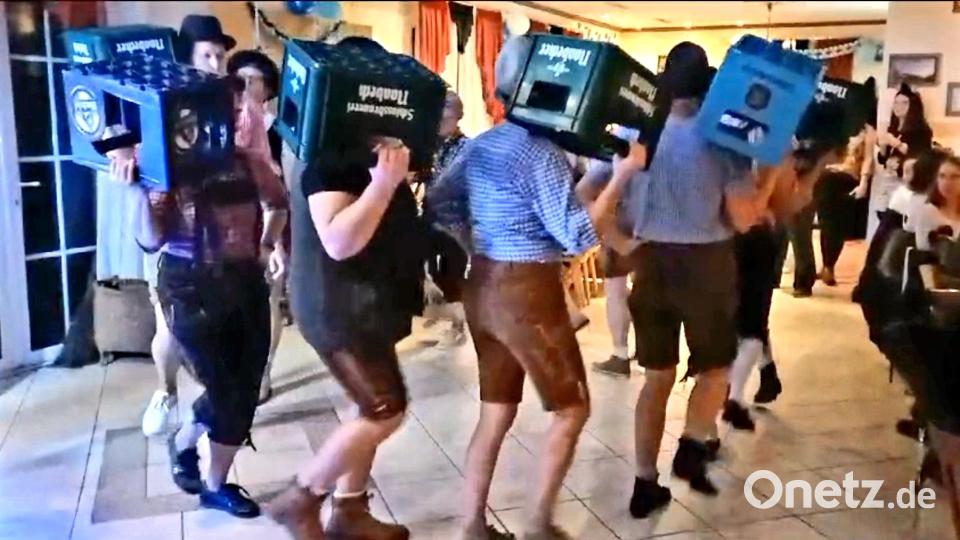Viel Beifall gibt es für den Bierkistltanz. Bild: Scheitinger/exb