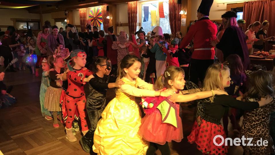Mit einer Polonaise wurde der Kinderfasching eröffnet. Bild: mma