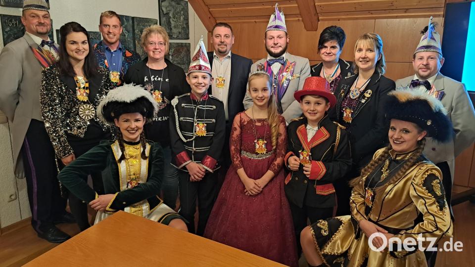 Der Faschingsverein Stammtisch Botzersreuth übergab unter anderen an Bürgermeister Markus Ludwig Orden. Der Kinderprint der närrischen Gemeinschaft kommt aus Störnstein. Bild: ssl