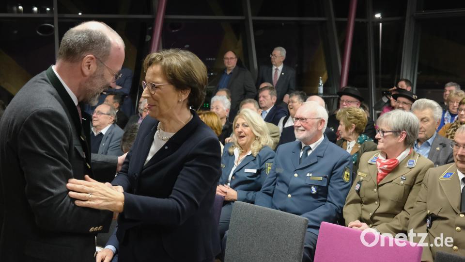 Beim Neujahrsempfang des CSU-Ortsverbandes Schwandorf für ehrenamtliche Helfer begrüßt EVP-Vorsitzender Manfred Weber besonders herzlich die frühere Europaministerin Emilia Müller. Bild: Hirsch