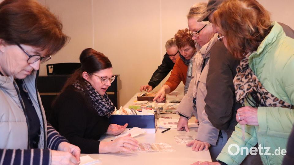 Allein 31 Tomatensorten hat Christine Schedlbauer (sitzend) mitgebracht, die sie im eigenen Garten kultiviert. Bild: Brandl, Jasmin [jag]