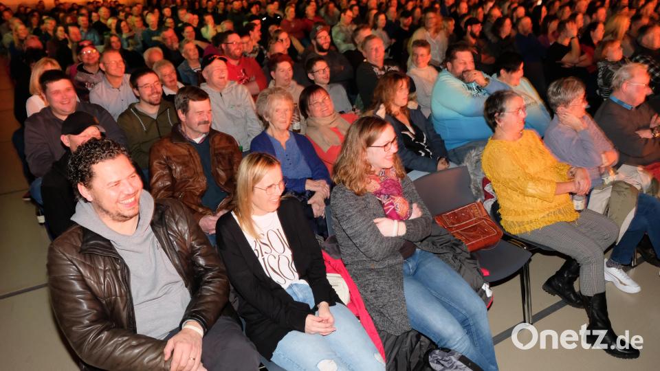 Fröhlichkeit ist beim Addnfahrer-Auftritt in der Stadthalle Trumpf. Bild: do