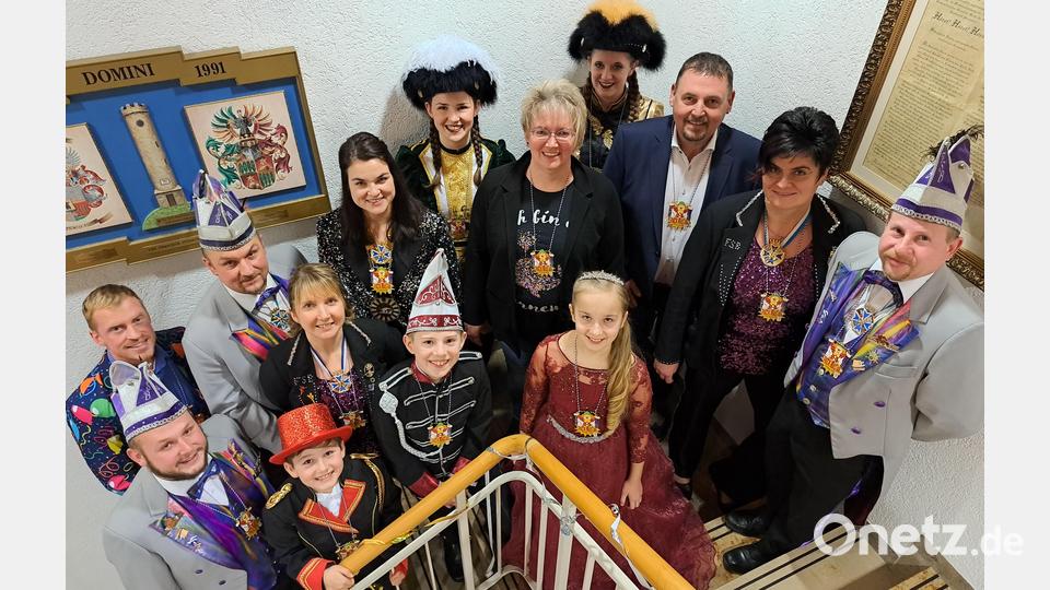 Der Faschingsverein Stammtisch Botzersreuth übergab unter anderen an Bürgermeister Markus Ludwig Orden. Der Kinderprinz der närrischen Gemeinschaft kommt aus Störnstein, deshalb gab es erst- und einmalig diesen Empfang. Bild: ssl