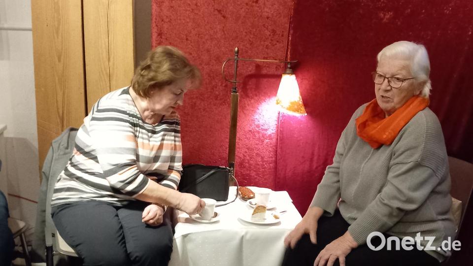 Einen Großteil des Aures-Inventars hat die Bäckerei Übler übernommen. Von links Annemarie Übler mit Waltraud Aures. Bild: hka