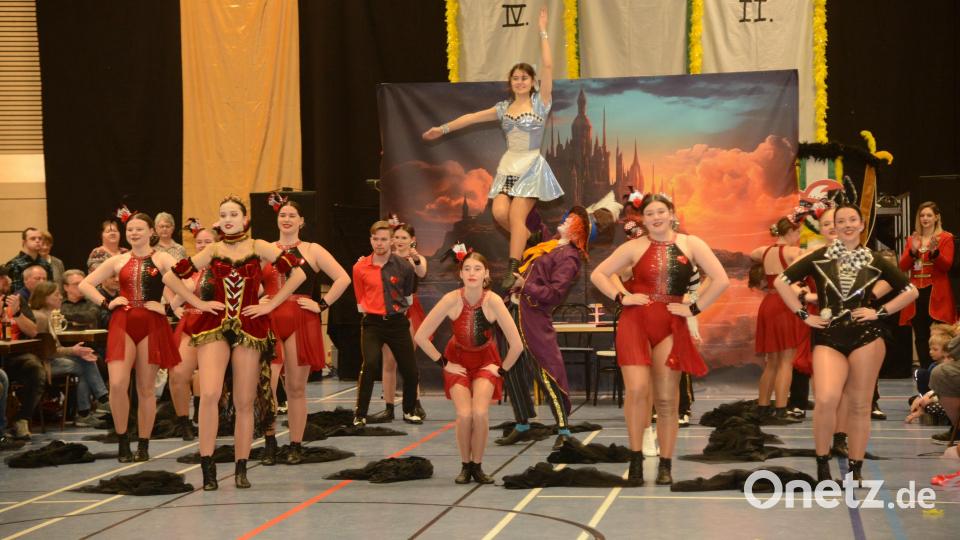 Die Prinzengarde zeigte ihre Mitternachtsshow mit dem Tanzpaar Mia und Thimo. Bild: bey