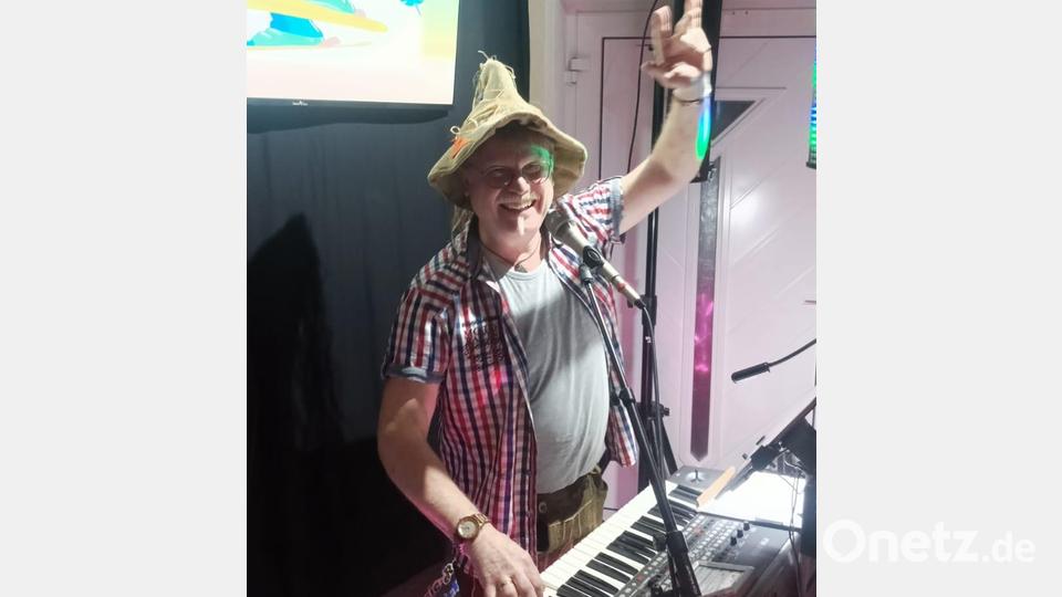 Alleinunterhalter Fonse bringt Stimmung in die Bude. Bild: Scheitinger/exb