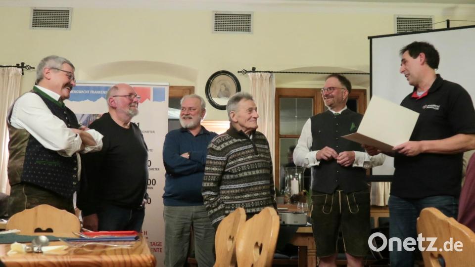 Die Bergwacht Amberg ehrte während der Jubiläumsfeier einige Mitglieder (von links): Norbert Arnold, Erhard Cramer, Josef Ries, Fritz Fraas, Markus Arnold und Michael Junge. Bild: Erhardt Cramer, Bergwacht Amberg/exb