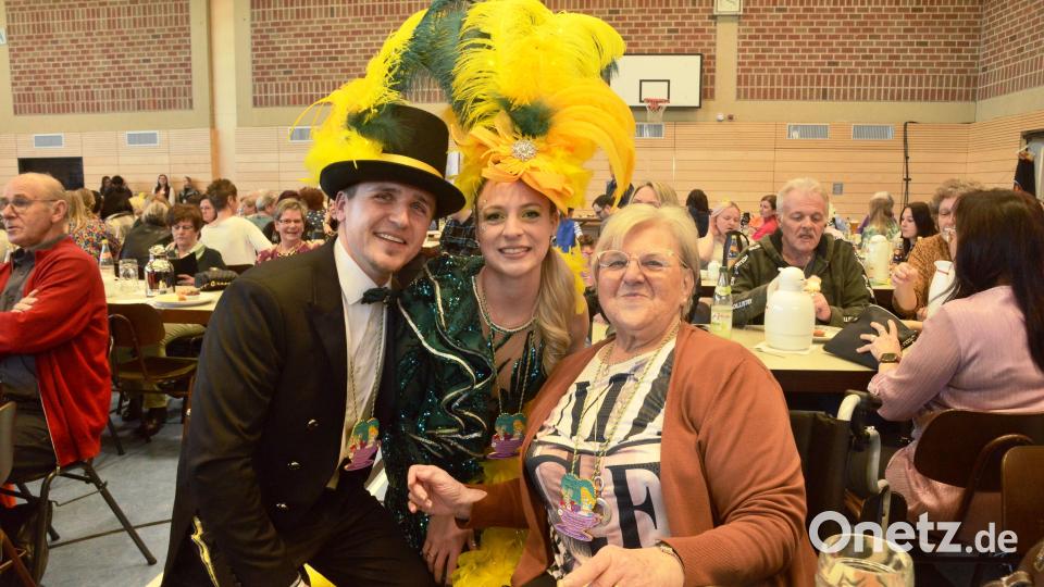 Das Prinzenpaar Thomas IV. und Denise II. kamen zu Angela Erfurt persönlich an den Tisch, um ihr den diesjährigen Faschingsorden zu überreichen. Bild: bey