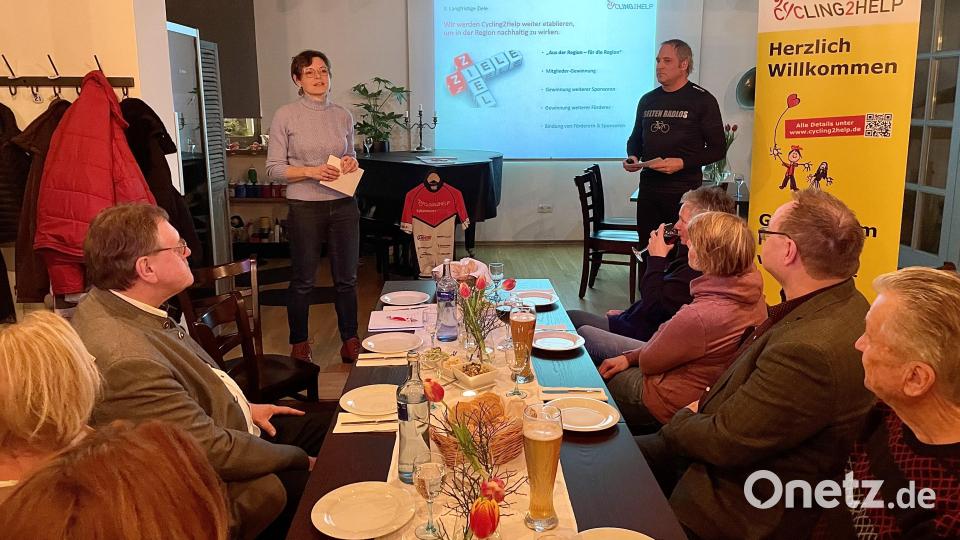 Aufmerksame Zuhörer bei der Informationsveranstaltung mit Marina und Markus Burgenmeister (im Hintergrund) waren die Bürgermeister Hans-Martin-Schertl Mitte links) und Uwe König (Mitte rechts), Bild: Krones