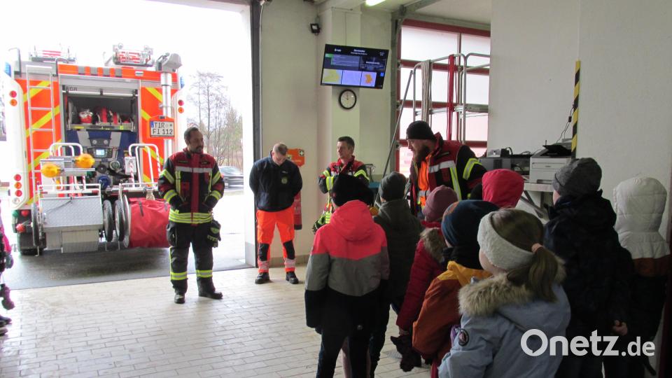 Christopher Hörl (links) zeigte den Grundschulkindern auch die Ausrüstung eines der Immenreuther Feuerwehrfahrzeuge. Bild: Grundschule Immenreuth/exb