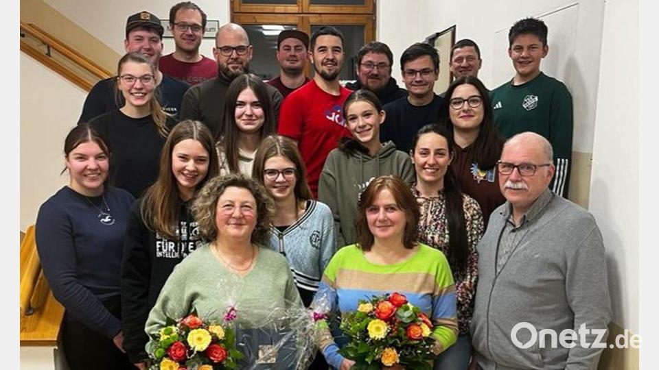Dank galt den Leiterinnen Diana Uhl und Monika Meiler (vorne, von links) für ihre Unterstützung der Reuther Nachwuchsmusiker. Bild: Blaskapelle Reuth bei Erbendorf/exb