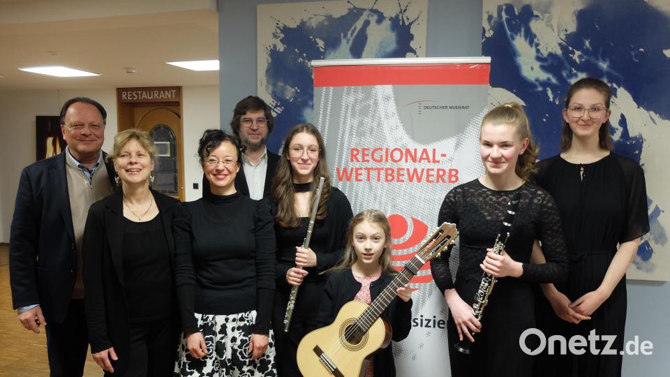 Strahlende Siegergesichter der Marktredwitzer Teilnehmer: Musikschulleiter Erwin Jahreis (von links), Querflötenlehrkraft Birgitta Kurbjuhn, Klavierbegleiterin Emanuela Zaharia-Donici, Gitarrenlehrkraft Robert Hösl, Miriam Weyer, Sandra Zaus, Anna Haberkorn und Klavierbegleiterin Helena Merz. Bild: Sing- und Musikschule Marktredwitz/exb