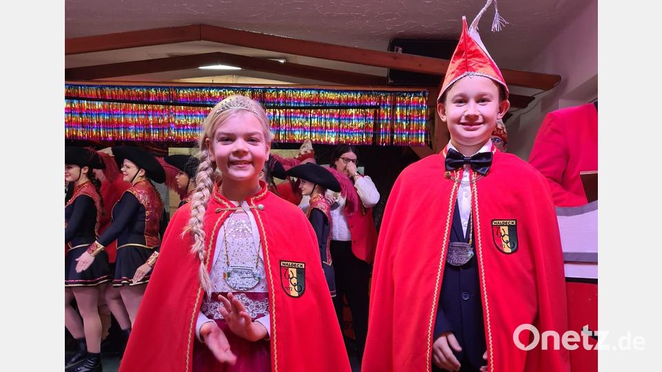 Das Miniprinzenpaar Luisa I. und Georg I. präsentierte sich dem jungen närrischen Volk. Bild: Klaus Wegmann/exb