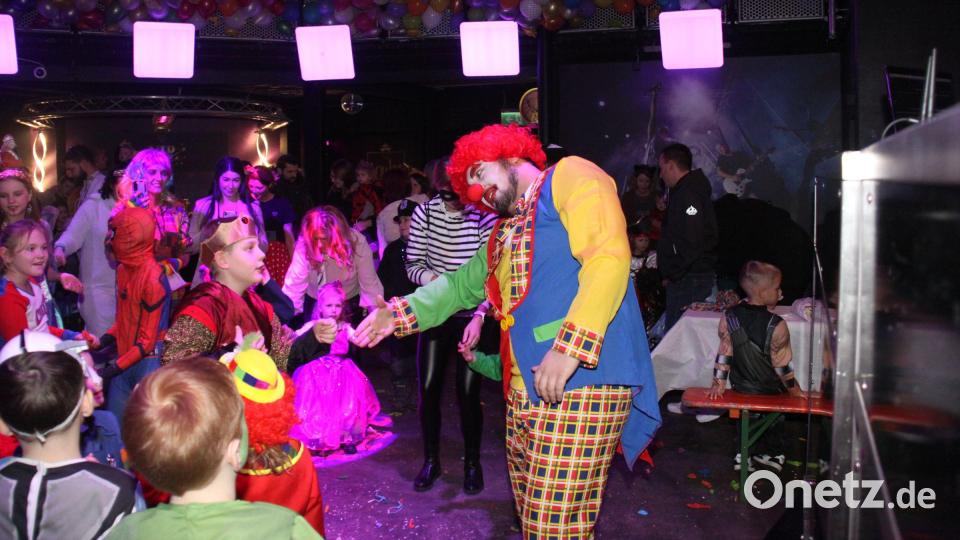 Es war wieder viel los beim Kinderfasching der Narrhalla Weiden. Der Clown führte heiter durchs Programm. Bild: Matthias Stumpf/exb