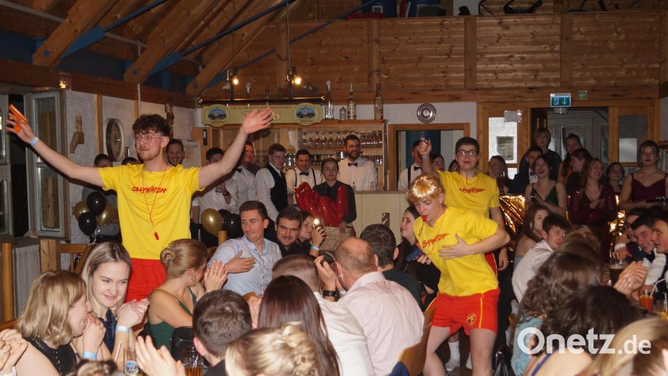 Die Weiherner Spritzboys betreten die Showbühne. Bild: slh