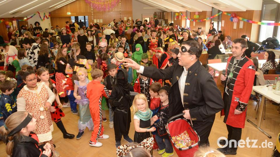 Markus Scheidler-Diertl und Michael Gleißner ließen als Einstimmung einen Bonbon- und Gummibärchenregen auf die Kinder niedergehen. Bild: bey