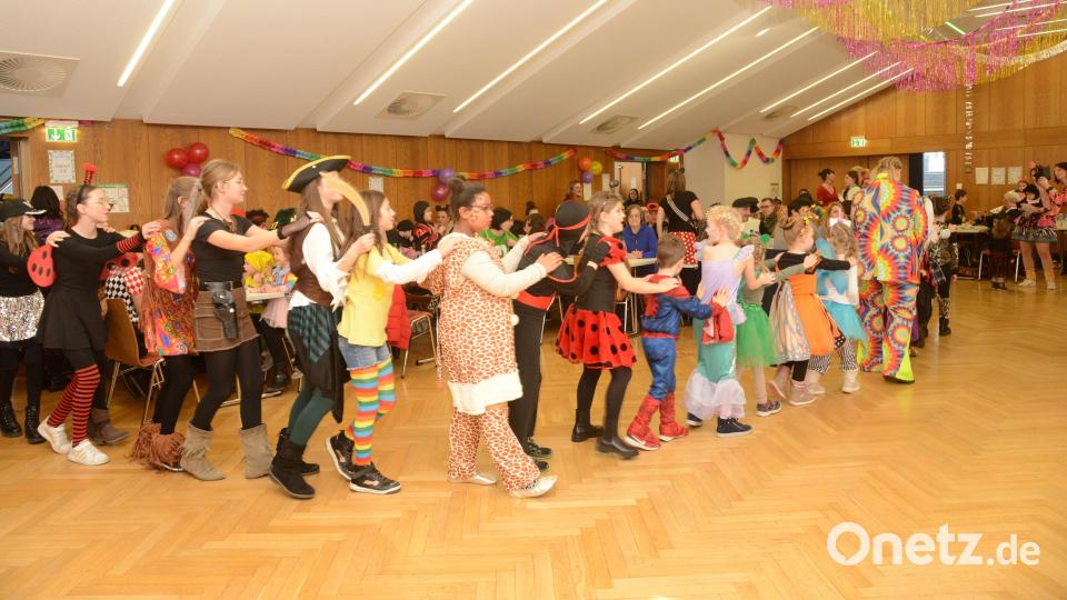 Per Polonäse zogen die Kinder durch den Festsaal und die anderen angrenzenden Räumlichkeiten. Bild: bey