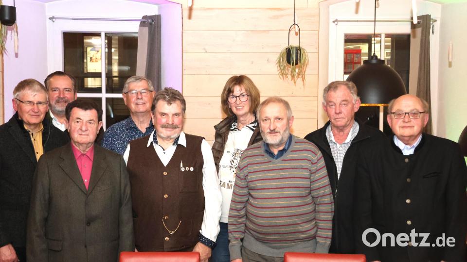 Bei der Veranstaltung anwesende geehrte Mitglieder des GOV Nabburg: Hans Pamler, Bürgermeister Frank Zeitler, Leo Graf, erster Vorsitzender des GOV Walter Wolf, Franz Bergmann, Gertraud Lindermair, Georg Graf, Manfred Pinzer und stellvertretender Kreisvorsitzender Hans Dieter Betz (von links). Bild: Wolf/exb