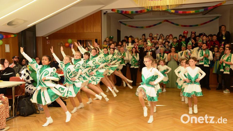 Beim Tanzen der Garden mussten die Kinder von der Bühne aus zusehen - allein die Kindergarde des Hammerleser Faschingsvereins zählt 21 Tänzerinnen und Tänzer, die das gesamte Parkett vor der Bühne benötigten. Bild: bey