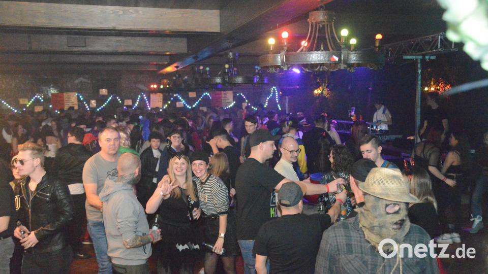Start in den Fasching: Im &quot;Bachofnersaal&quot; in Pleystein ging bei der Party der Kegelclub Rot-Weiß wieder die Post ab. Bild: bey