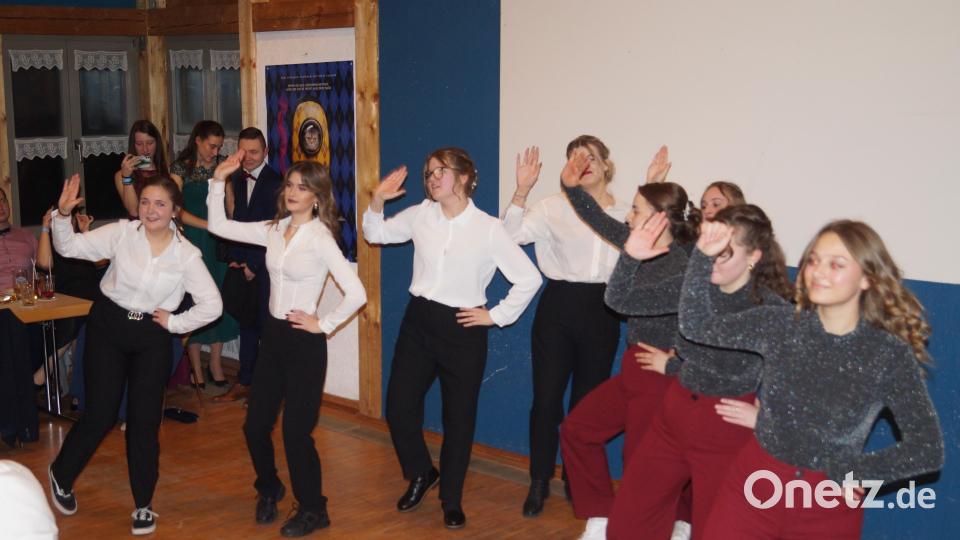 Die Weiherner Festdamen bei ihrer Tanzshow. Bild: slh