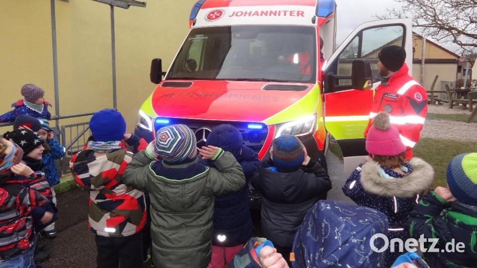 Das Martinshorn des Rettungswagens ist sehr laut, wenn man direkt vor dem Fahrzeug steht. Bild: Kindergarten Stulln/exb