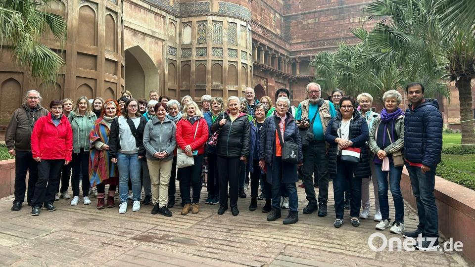 Eine Reisegruppe aus Ebnath erkundete mit Pater Anish George (rechts) Indien. Bild: Anish George/exb