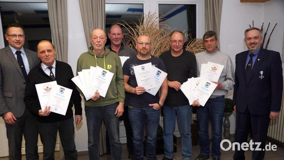 Im Mittelpunkt der Jahreshauptversammlung der Krieger- und Soldatenkameradschaft standen ihre Schützen: (von links) Vorsitzender Martin Schmid, Hans Stahl, Peter Hößl, Roland Schäffler, René Schindler, Manfred Veigl, Günther Thätz und Kreisvorsitzender Thomas Semba. Bild: KSK Immenreuth/exb