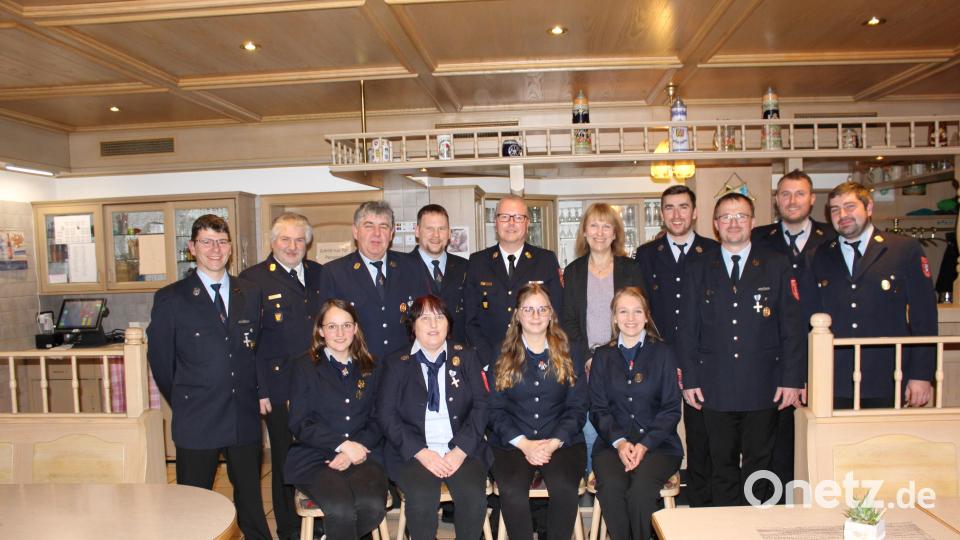 Der neue Vorstand der Feuerwehr Poppberg: Christina Herbst, Doris Maderer, Tamara Hoffman und Laura Luber (vorne von links), Sven Hirschinger, Kreisbrandinspektor Hans Sperber, Helmut Schlenk, Norbert Franz, Kreisbrandrat Christof Strobl, Bürgermeisterin Brigitte Bachmann, , Johannes Franz, Thomas Bleisteiner, Matthias Franz und Reiner Schlenk (hinten, von links). Bild: sis