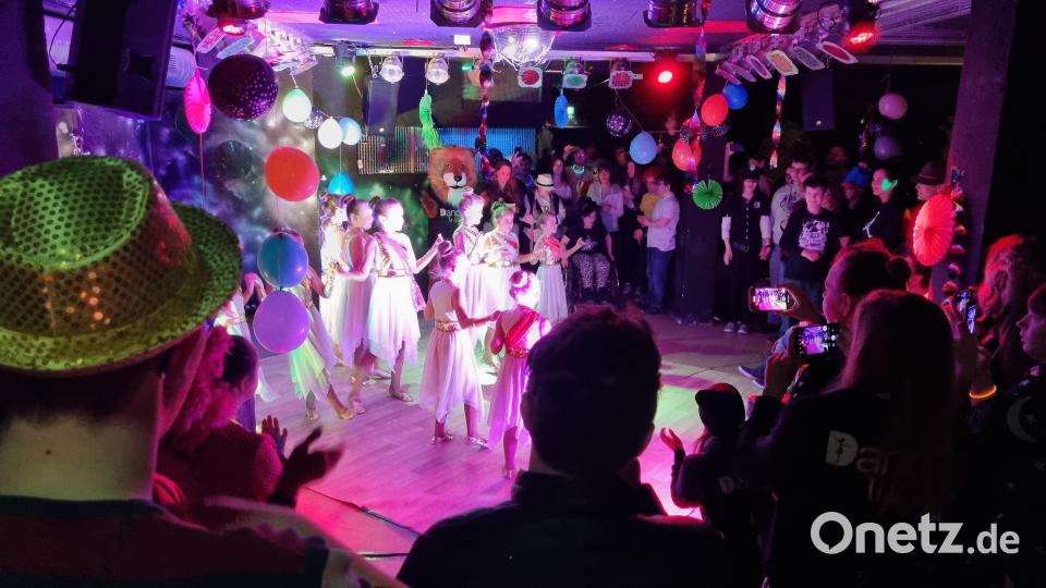 Mit tollen Auftritten, bunter Deko und Verkleidungen wird beim Juz-Club in Weiden Fasching gefeiert. Bild: Florian Graf/exb