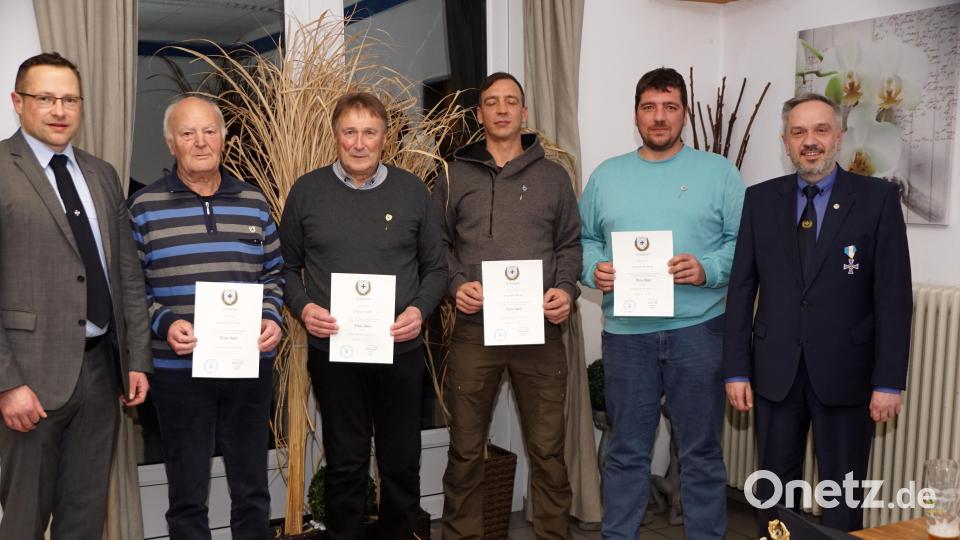 Dreimal Wolf bei den Mitglieder-Ehrungen: (von links) Vorsitzender Martin Schmid, Johann Etterer, Alfred Wolf, Florian Wolf, Christian Wolf und Kreisvorsitzender Thomas Semba. Bild: KSK Immenreuth/exb