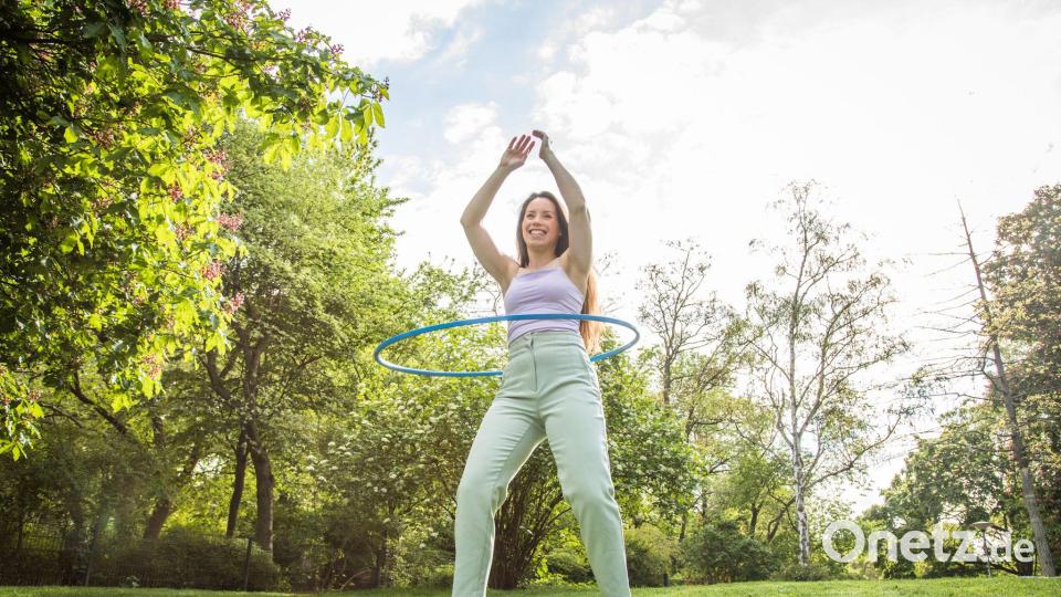 Die Volkshochschule Nabburg bietet in diesem Semester ein Schnupper-Angebot für Hula-Hoop an. Symbolbild: Christin Klose/dpa
