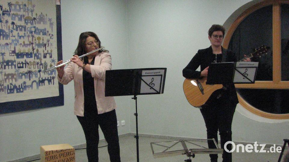 Doris Bär und Theresa Uhl ergänzten sich mit stimmungsvollen Liedern zu Querflöte und Gitarre. Bild: knh