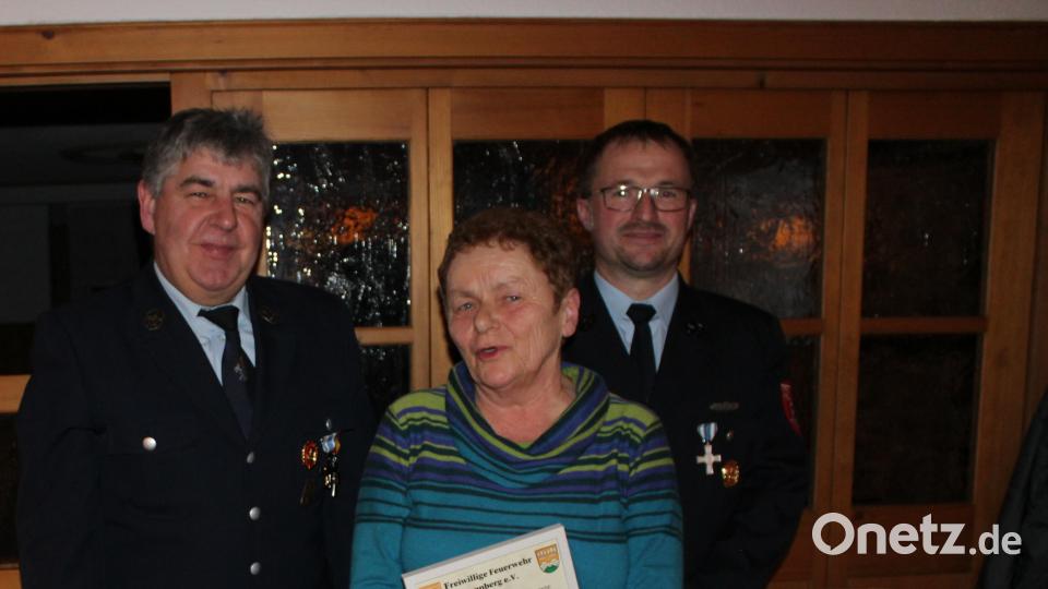 Feuerwehr-Vorsitzender Thomas Bleisteiner (rechts) und Helmut Schlenk ernannten Erika Hirschinger zum Ehrenmitglied. Bild: sis