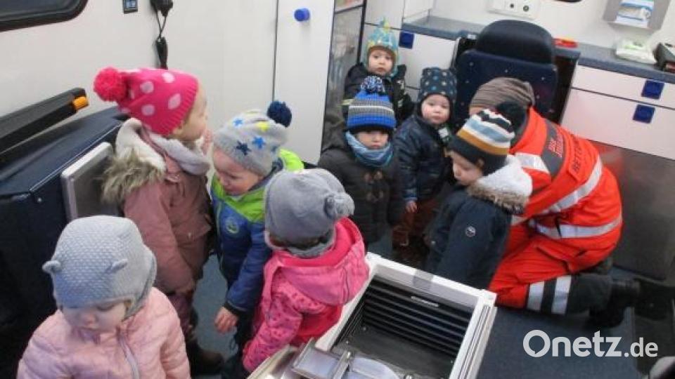 Die Kinder inspizieren einen Krankenwagen von innen. Bild: Kindergarten Stulln/exb