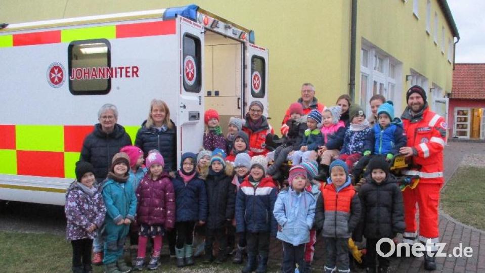 Die Kinder des St. Christopherus Kindergartens in Stulln lernen in der Blaulichtwoche die Aufgaben des Rettungsdienstes kennen. Bild: Kindergarten Stulln/exb