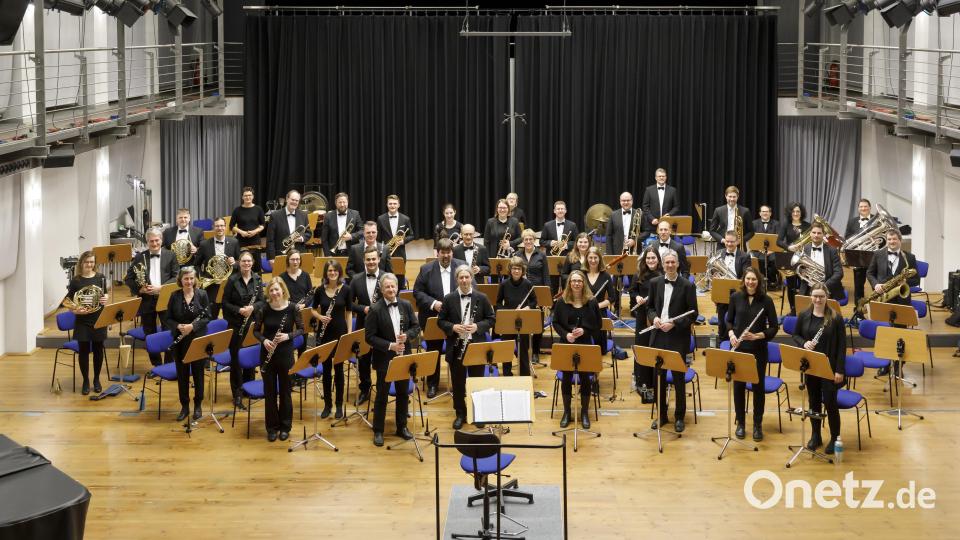 Die Bläserphilharmonie Regensburg kommt mit Cellistin Joanna Hanhikoski für ein Konzert nach Schwarzenfeld. Bild: Stefan Effenhauser/exb