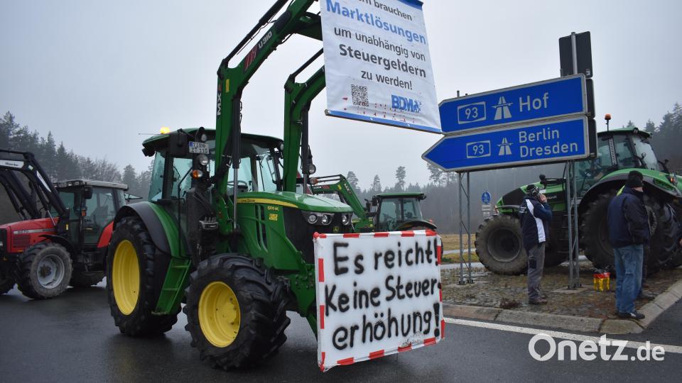 Auch im Landkreis Tirschenreuth blockierten Traktoren die Autobahnauffahrten. Bild: lue