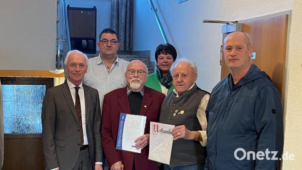 Besonderer Höhepunkt war die Ehrung zweier besonders langer Mitgliedschaften: Helmut Seebauer (Dritter von links) ist seit 50 Jahren beim VdK-Ortsverband, Josef Rosenberger (Zweiter von rechts) seit 65 Jahren. Dazu gratulierten Neusorgs Bürgermeister Peter König (von links) und Ortsvorsitzender Thomas Hacker sowie Pullenreuths Dritte Bürgermeisterin Christa Bayer und Kreisgeschäftsführer Thomas Döhler (rechts). Bild: Thomas Döhler/exb