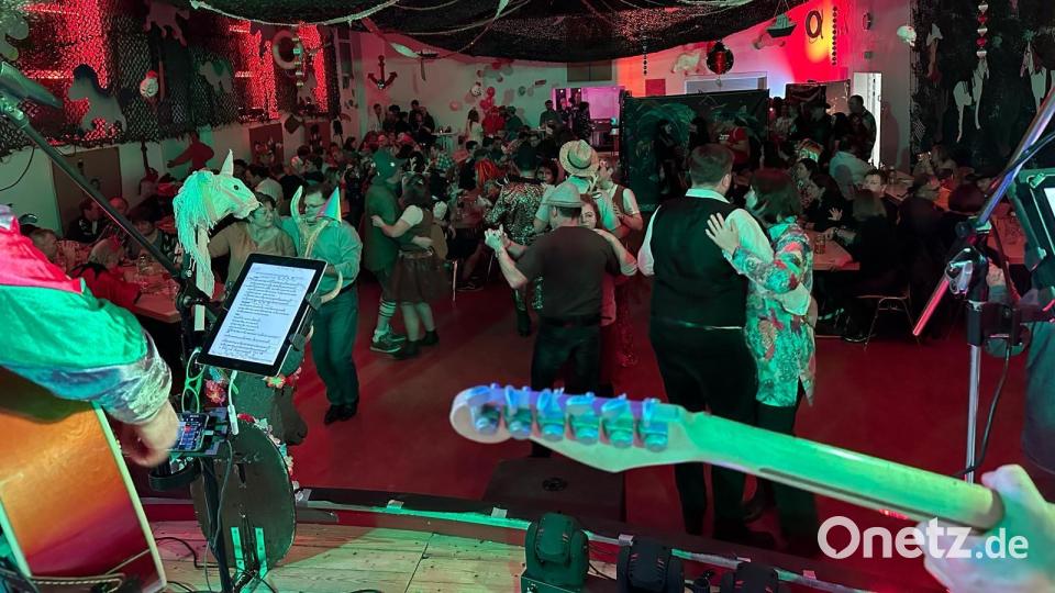Die Band &quot;Mir 3 und Du&quot; sorgt mit ihrem vielfältigen Repertoire für eine stets belegte Tanzfläche. Bild: gz