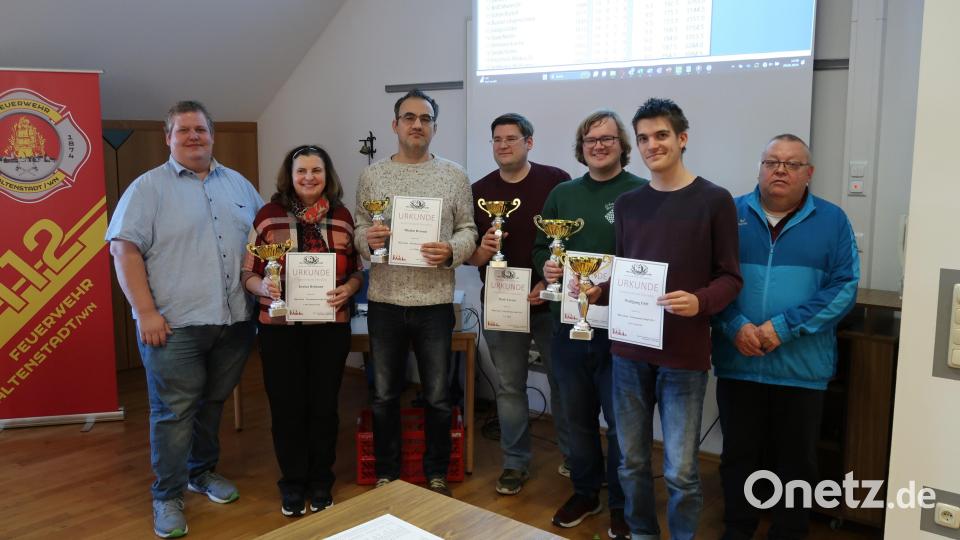 Siegerehrung bei der Blitzschach-Bezirksmeisterschaft (von links): Turnierleiter Simon Pernpeintner, beste Dame Karina Hofmann, 3. Platz Mladen Dvornic, 2. Platz Mark Lorenz, Sieger Lennart Uphoff, bester Jugendlicher Wolfgang Ehrl und Vorstand Bernhard Hoppen vom ausrichtenden Schachverein Neustadt/ Altenstadt. Bild: Bernhard Hoppen/exb