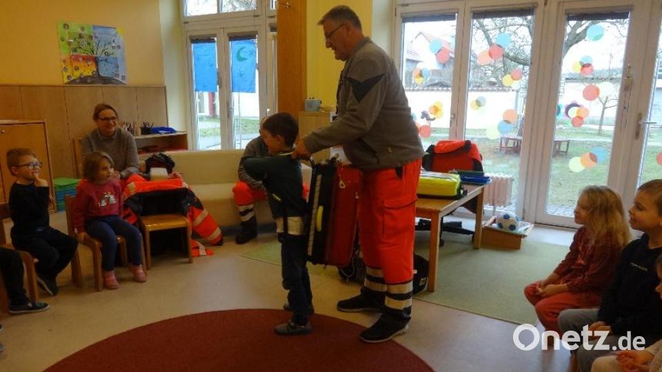 Die Ausrüstung der Rettungskräfte ist ganz schön schwer. Bild: Kindergarten Stulln/exb