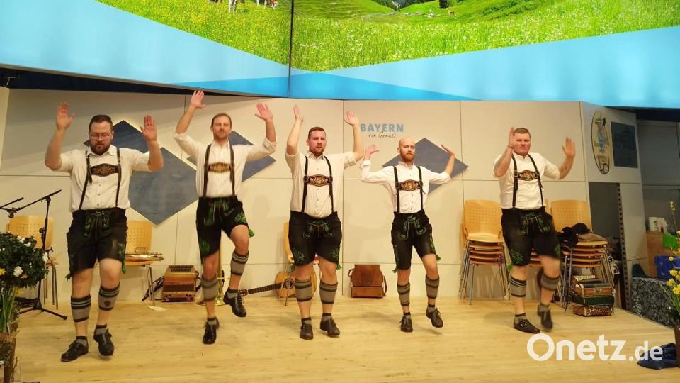 Die Burschen der &quot;Schwarzenbacher Schenkelzinterer&quot; begeisterten das Publikum mit ihrer Schuhplattel-Einlage. Bild: Stadt Kemnath/exb