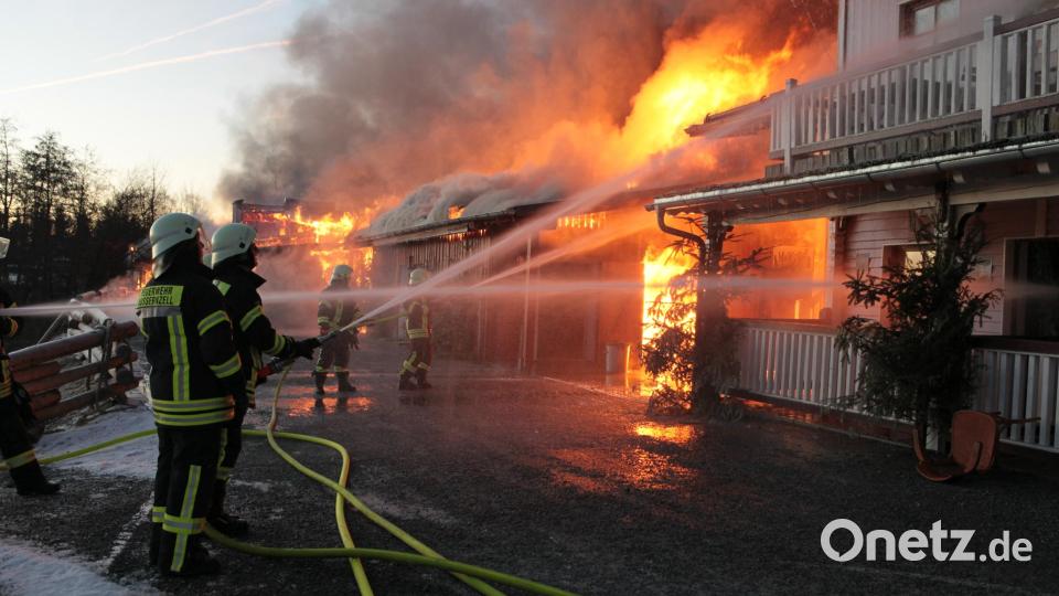 Feuerwehrleute löschen den Brand in der Westernstadt Pullman City. Bild: Lilo Klesse/dpa